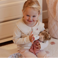 Boneca Bebé Rosa com Alcofa